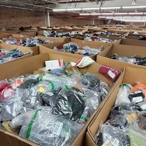CAMION DE VÊTEMENTS AMAZON